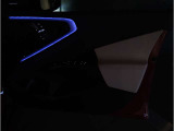 【アンビエントライト】アンビエントライトが加わる事で、車内空間に大きな違いが生まれます。特に夜間ドライブでは上質でラグジュアリーな車内を演出。ドライバー好みのイルミネーションをお楽しみ頂けます!