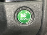 ECON モードをON にするとアクセルペダルの動きに対するエンジンの反応とエアコンの制御を切り換えることで、燃費のいい運転をするドライバーがペダルを踏んだ時と同じようにエンジンを制御します。
