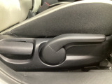 運転席にはドライバーの体型や好みに応じて前後方向だけでなく、高さの調整ができるシートリフターを装備!