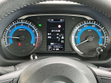 昼夜を問わず視認性に優れたファインビジョンメーター採用、各種の車両情報や航続可能距離・燃費情報なども表示する4.2インチ液晶ドライブアシストディスプレイ搭載です。
