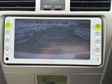 【バックモニター】後方の障害物や歩行者を確認できるバックモニター。狭い駐車場や混雑した場所でも安心して車を操作できます。