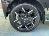 日産純正のアルミホイールで足元もスッキリおしゃれに演出します。