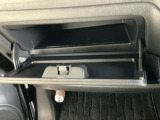 【グローブボックス】収納スペースが沢山あるので車内が散らからずに助かります。ちょっとした物を入れるのにいいですね♪
