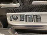 電動格納式リモコンドアミラーと、パワーウィンドウスイッチ等は運転席ドアにあります。