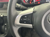 運転中、オーディオの操作をしてて、ハッとしたことはありませんか?ステアリングスイッチは、運転中でもハンドルでオーディオの操作が可能です。安全なドライブをサポートします。