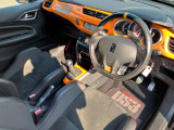 運転席は使用感少なく綺麗です。