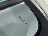 【ブラインドスポットモニター】走行中、ドアミラーの死角になりやすい箇所に後続車が接近するとサイドミラーのレンズに警告を表示!ドライバーに注意喚起をしてくれます。