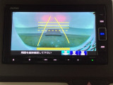 バックでの車庫入れも安心です!リアカメラが付いているバックモニター付のナビを装備しております。操作線もついており距離感も画面から確認できます。