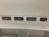 ルーフ前方にリアクーラーを装備しています。エアコン操作スイッチとダクトがついていますので、2列目・3列目にお乗りの方も快適に過ごせます。