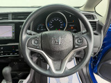 ドライバーの操作性に配慮したステアリング。快適な運転をサポートします。