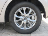 標準装備の純正15インチアルミホイール。タイヤサイズは185/65R15です。