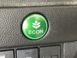 ECONモードをONにするとアクセルペダルの動きに対するエンジンの反応とエアコンの制御を切り換えることで、燃費のいい運転をするドライバーがペダルを踏んだ時と同じようにエンジンを制御します。