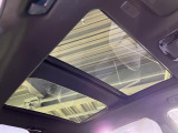 【大型サンルーフ】車内の解放感が一気に上がる大型のパノラマルーフ!季節を問わず開放的で快適なドライブをお楽しみいただけます。流通量も少なく希少価値の高い人気の装備です♪