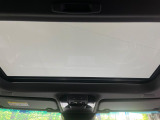 【サンルーフ】開放感たっぷりの希少装備、サンルーフが装着されています!車内に明かりを取り入れたり景色を楽しむ以外にも、車内の空気も簡単に換気できて快適です!