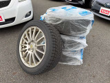 【冬タイヤ車載】雪や氷の上でも優れた制動力と操縦安定性を発揮。スタッドレスタイヤが冬の悪路での事故リスクを低減し、安心感を提供します。