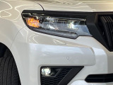 【LEDヘッドライト】悪天候や夜間走行時も良好な視界を確保し安心して運転できる高輝度LEDヘッドライトを装備!点灯速度が早く、消費電力も抑えられています。