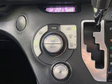 【オートエアコン】一度お好みの温度に設定すれば、車内の温度を検知し風量や温度を自動で調整。暑い&hellip;寒い&hellip;と何度もスイッチ操作をする必要はありません。快適な車内空間には必須の機能ですね♪