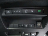 運転席下のスイッチ類。ドライブモード切替、自動ドアの操作も可能。