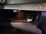 メルセデス純正パフュームアドバイザー搭載。車内を上質な香りで演出し、走行のたびに特別感を味わえます。ETC車載器はグローブボックス内に設置。