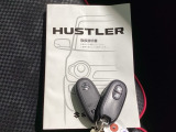 キーを持っているだけでドアハンドル横のボタンを押すとドアの施錠・開錠が行なえます。そのまま車内にキーがあればエンジンを掛けることも出来、とても便利です。
