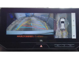 車を上から見下ろした視点で駐車をサポートするパノラマビューを搭載。運転席から確認しにくい車両周囲の状況を確認できます。