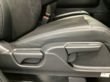 【シートレバー】ただ座るだけじゃない、運転のしやすさを決める大事なスイッチ。視界を広げたり、腰への負担を減らしたり。体型に合わせてジャストフィットさせるこの瞬間、さあ走るぞって気合が入ります。