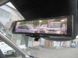 インテリジェントル-ムミラ-付です。切り替えレバーで車両後方の映像をミラーに映し出すので車内の状況や天候に左右されず、とっても見やすいです!