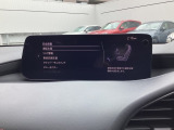 ドライバーを中心に操作機器や計器類を左右対称に配置した、マツダ車共通のコックピットデザインを採用。ドライバーが運転に集中できる心地よい緊張感と横方向へのワイドな広がりのある空間をつくり上げました。