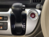 CVT車のセレクトレバーです。低速から高速まで、変速ショックのないスムーズな走りを実現するとともに、エンジン効率のよい領域を維持することで燃費にも貢献します。