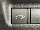 【パワーバックドア】スマートキーや運転席のボタンを押すだけでリアゲートが自動で開閉します!荷物を持っている時や、高い位置にあるバックドアを閉める際に便利な機能です♪