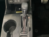 CVT車のセレクトレバーです。低速から高速まで、変速ショックのないスムーズな走りと、エンジン効率のよい領域を維持して燃費にも貢献します。サイドブレーキはスイッチ操作の電子制御パーキングブレーキです。