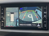 アラウンドビューモニターです。4つのカメラからの映像を合成・処理することで空から見下ろすような視点で周囲を確認でき、駐車時のクルマの位置確認がスムーズになります。