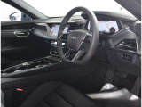 内装はシンプルに使い勝手を考え作られています。お車を運転する感覚をダイレクトに体感して頂けます。室内も広くロングドライブにも快適にお過ごしいただけます。