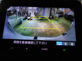 バックカメラの画像です。ガイドラインがスムースな車庫入れをサポートいたします。車庫入れの安心感がアップしますね。