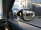 追い抜こうとするクルマが自分の死角にいる時など、システムが車線変更の際の危険を予測し、該当する側のエクステリアミラーに搭載されたLEDが点灯してドライバーに警告を発します。