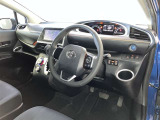 運転席周りのレイアウトをご覧ください。ナビゲーションが綺麗に装着されすっきり収まってますね!
