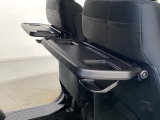 運転席・助手席の背もたれには、2列目シート用にカップホルダー付きの「格納式のシートバックテーブル」を装備しています。休憩時のちょっとした時間などカップを置いたり、小物置きに使えて便利です。