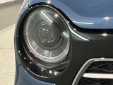 LEDヘッドライトは、点灯の瞬間から最大光量を発揮し、突然暗くなるトンネルなどでの安定感を高めます。