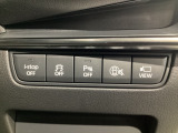運転席脇のクラスタースイッチ部分にはカメラ切り替えスイッチ、パーキングセンサー、その他走行系スイッチを集中配置しております。