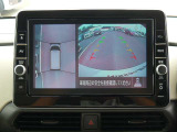 クルマを真上から見下ろしているかのような映像によって、車庫入れや縦列駐車などの駐車時に、自車と駐車位置の関係をひと目で確認でき、スムースな駐車をサポートします。