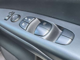 パワーウインドウ(フロントドア、スライドドア)(運転席・助手席・セカンド:ワンタッチ、キーオフ後作動、挟み込み防止機構付)