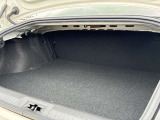 【トランクルーム】フラットで使いやすい設計のトランクルーム。荷物の出し入れがしやすく、整理もしやすい実用的なスペースです。