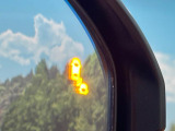 【ブラインドスポットインフォメーション】走行中、ドアミラーの死角になりやすい箇所に後続車が接近するとサイドミラー付近に警告を表示、ドライバーに注意喚起をしてくれます。