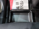助手席シートアンダートレイ。靴を収納したり、小物を収納したりと便利です。