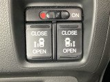 リアドアは乗り降りに便利な両側電動スライドドアです。また運転席に座っていながらスイッチ操作で自在にスライドドアを開け閉めできます。
