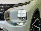 【LEDヘッドライト】悪天候や夜間走行時も良好な視界を確保し安心して運転できる高輝度LEDヘッドライトを装備!点灯速度が早く、消費電力も抑えられています。