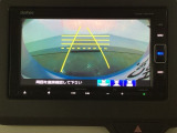 バックでの車庫入れも安心です!リアカメラが付いているバックモニター付のナビを装備しております。操作線もついており距離感も画面から確認できます。