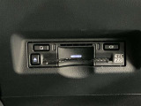 高速道路で便利な【ETC2.0】を装備しています。光ビーコン搭載で渋滞情報などナビゲーションと連動することで機能も充実いたします。他、観光施設に立ち寄るための高速料金割引サービス等もございます。