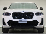 【キドニーグリル】BMWの代名詞。一目見ただけでBMWであると認識できる確固たるアイコンとして存在感を放ちます。