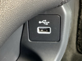 運転席側には、音楽再生対応のUSBポートを搭載しています。